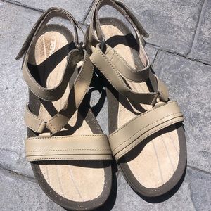 EUC taupe leather Teva sandals